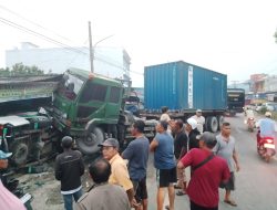 Polres Simalungun Tangani Kecelakaan Beruntun Dini Hari: Truk Tabrak Minibus dan Rumah Warga, 7 Korban Luka Ringan