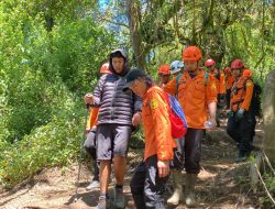 Basarnas Cilacap Evakuasi Pendaki yang Alami Hipotermia di Gunung Slamet