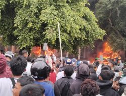 Demo di Cilacap Berujung Ricuh, 3 Motor, 1 Truk dan Gedung DPRD Dibakar