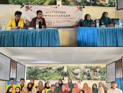 KKN FE una desa mekar baru melakukan kegiatan seminar personal branding marketing kewirausahaan bagi pelaku UMKM di Desa Mekar Baru