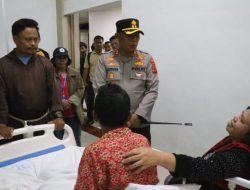 Kapolres Simalungun Besuk Korban Konflik PT TPL-Masyarakat, Serukan Perdamaian dan Ketenangan