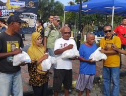 Komunitas Cilacap American Jeep Bagi-bagi Ratusan Paket Sembako Gratis