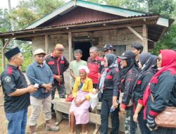 Opung Herlina  Br Sihombing  mendapat. Bantuan penerangan listrik dari Komunitas Relawan  North Sumatra .