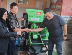Legislator PDIP Kaisar Beri Bantuan Mesin Penggiling Padi ke Petani di Patimuan Cilacap