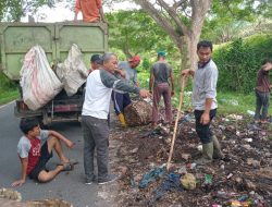 Peduli Kebersihan Korlap Kec.Lima Pilih Bersama Tim Petugas Bagai Sampah Bersihkan Sampah Yang Lagi Menumpuk