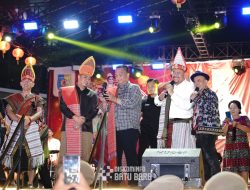 Bupati Batu Bara Terima Tanda Kehormatan Tongkat Tunggal Panaluan*