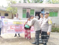 Polsek Tanah Jawa Gelar Jumat Berkah, Salurkan Sembako kepada Warga Kurang Mampu untuk Pererat Silaturahmi dengan Masyarakat