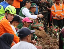 Momen Sholat Ghaib dan Tabur Bunga Usai Operasi SAR Longsor di Cilacap Ditutup 