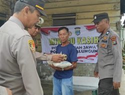 Minggu Penuh Kasih! Kapolsek Tanah Jawa Bagikan Sembako ke Warga Kurang Mampu