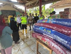 Kapolresta Cilacap Tinjau dan Beri Bantuan Korban Banjir di Wanareja