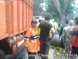 BPBD bersama Dinas Perkim LH dan Satlantas Batu Bara Laksanakan Penanganan Darurat Pohon Tumbang, Warga Diimbau Tetap Waspada*