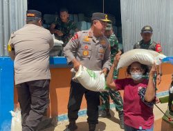 Kapolda Sumut dan Pangdam I/BB Turun Langsung Bagikan Beras untuk Korban Bencana di Tapanuli Tengah*