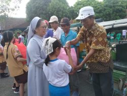 Perguruan Pius Cilacap Bagi-bagi Ratusan Paket Sembako Gratis untuk Tukang Becak