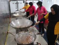 Polres Simalungun & Bhayangkari Gelar Dapur Umum Raksasa, Siapkan Ribuan Makanan untuk Korban Banjir dan Longsor Sumut*