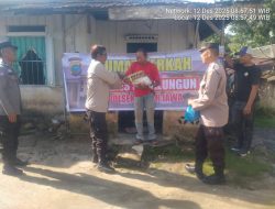 Jumat Berkah! Polsek Tanah Jawa Bagikan Sembako ke Warga Kurang Mampu, Wujud Polri Peduli dan Dekat dengan Rakyat. 
