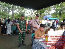 Babinsa Koramil 07/Bosar Maligas  Laksanakan  Monitoring  Pembagian bantuan Pangan di Ujung Padang.