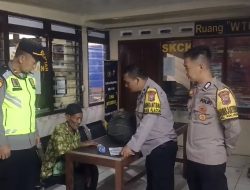 *Salah Jurusan Saat Perjalanan, Lansia Asal Magetan Diantar Polisi Kembali ke Keluarga*