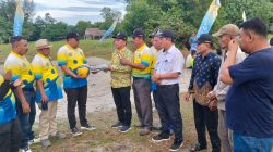 GEMKARA Serahkan Hadiah Pemenang di Hari Penutupan Turnamen Volly Pantai Sejara Gemkara Cup 2025 