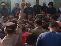 Rapat di Kantor Pangulu Rambung Merah Berunjung Ricuh Kapolsek Bangun Lepaskan Dua  Tembakan Peringatan 