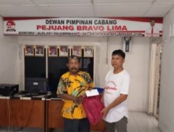 Jelang Menyambut Natal Dan Tahun Baru Ketua Dewan Pimpinan Cabang Pejuang Bravo Lima Viktor Berikan Bingkisan Kepada Wartawan.