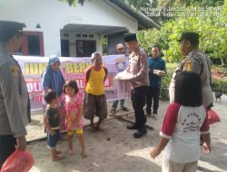 Jumat Berkah Polsek Tanah Jawa: Kapolsek Kompol Asmon Bufitra Serahkan Sembako kepada Warga Kurang Mampu
