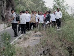 *Bupati Simalungun Tinjau Jalan Longsor di Haranggaol: Gerak Cepat untuk Jalan Vital*