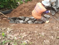 Pembangunan Turap Jalan Desa Majingklak Palugon  Diduga Menggunakan Batu Tidak Sesuai Spesifikasi 