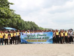 *Tindak Lanjuti Arahan Presiden, Polresta Cilacap Bersihkan Pantai Teluk Penyu*