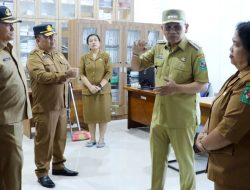 *Dukung Gerakan Indonesia ASRI, Bupati Simalungun Ajak ASN Lakukan Kegiatan Bersih-bersih Lingkungan Kerja Usai Apel Pagi*