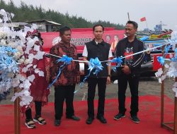 DPR RI Kaisar Beri Bantuan Perahu untuk Kelompok Nelayan di Menganti Cilacap