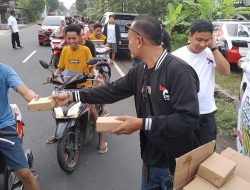 Turun ke Jalan Kenalkan PSI, Kader Gajah di Binangun Cilacap Berbagi Ribuan Takjil
