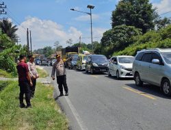 Kapolres Simalungun Turun Langsung Ke Lapangan, Pimpin Penguraian Arus Lalu Lintas Di Jalur Lintas Toba-parapat Saat Pengamanan Arus Balik Lebaran