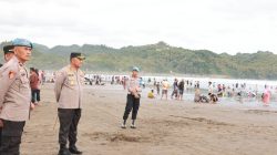 *Kapolresta Cilacap Cek Wisata Pantai Saat Libur Lebaran, Pastikan Keamanan Pengunjung*