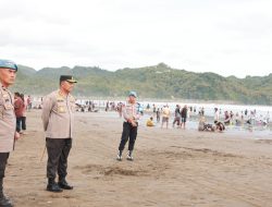 *Kapolresta Cilacap Cek Wisata Pantai Saat Libur Lebaran, Pastikan Keamanan Pengunjung*