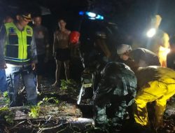 Reaksi Cepat Polsek Tanah Jawa! Tengah Malam Langsung Bersihkan Pohon Tumbang, Jalan Lancar Kembali