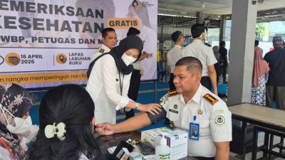 ​TINGKATKAN DERAJAT KESEHATAN, LAPAS LABUHAN RUKU GANDENG DINKES BATU BARA GELAR PEMERIKSAAN KESEHATAN GRATIS HBP KE-62