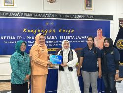 DUKUNG KEMANDIRIAN WARGA BINAAN, KETUA TP PKK KABUPATEN BATU BARA SERAHKAN ALAT TENUN DI LAPAS LABUHAN RUKU 