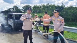 Gerak Cepat Polsek Dolok Batu Nanggar Tangani Kebakaran Mobil di Tol Sinaksak, Arus Lalu Lintas Sempat Ditutup