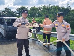 Gerak Cepat Polsek Dolok Batu Nanggar Tangani Kebakaran Mobil di Tol Sinaksak, Arus Lalu Lintas Sempat Ditutup