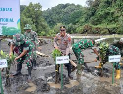 *Kapolsek Adipala dan Forkopimda Tanam Mangrove di Gunung Selok, Perkuat Kelestarian Pesisir*
