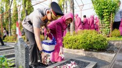 *Tabur Bunga di TMP Giri Tunggal Dalam Rangka HUT Bhayangkara ke 80, Polda Jateng Teguhkan Semangat “Polri untuk Masyarakat”*