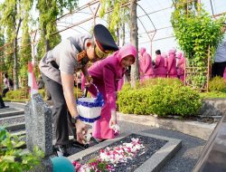 *Tabur Bunga di TMP Giri Tunggal Dalam Rangka HUT Bhayangkara ke 80, Polda Jateng Teguhkan Semangat “Polri untuk Masyarakat”*