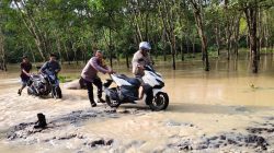 Tidak Kenal Lelah, Personel Polsek Bosar Maligas Bantu Korban Bencana Alam