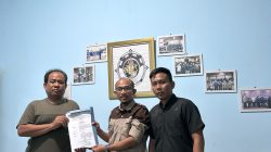 Seno Aji Serahkan SK Badan Pengurus DPD KAMPUD Way Kanan Kepada Jon Hendra*