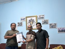 Seno Aji Serahkan SK Badan Pengurus DPD KAMPUD Way Kanan Kepada Jon Hendra*