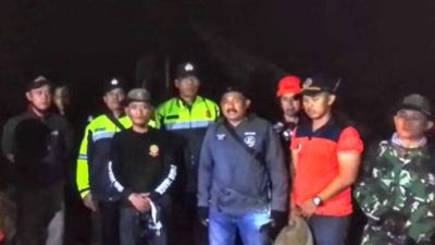 Gerak Cepat Babinsa Koramil 14/Cimanggu Bersama Warga, Kebakaran Hutan di Pesahangan Berhasil Dipadamkan