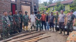 Bahu Membahu, Bhabinkamtibmas Polsek Dolok Batunanggar Bersama Koramil Gotong Royong Perbaiki Rumah Korban Angin Puting Beliung