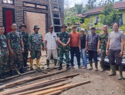 Bahu Membahu, Bhabinkamtibmas Polsek Dolok Batunanggar Bersama Koramil Gotong Royong Perbaiki Rumah Korban Angin Puting Beliung