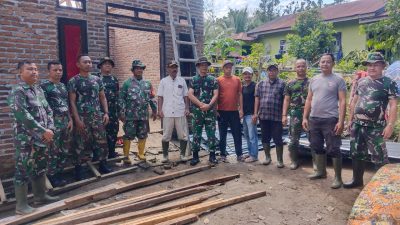 Bahu Membahu, Bhabinkamtibmas Polsek Dolok Batunanggar Bersama Koramil Gotong Royong Perbaiki Rumah Korban Angin Puting Beliung
