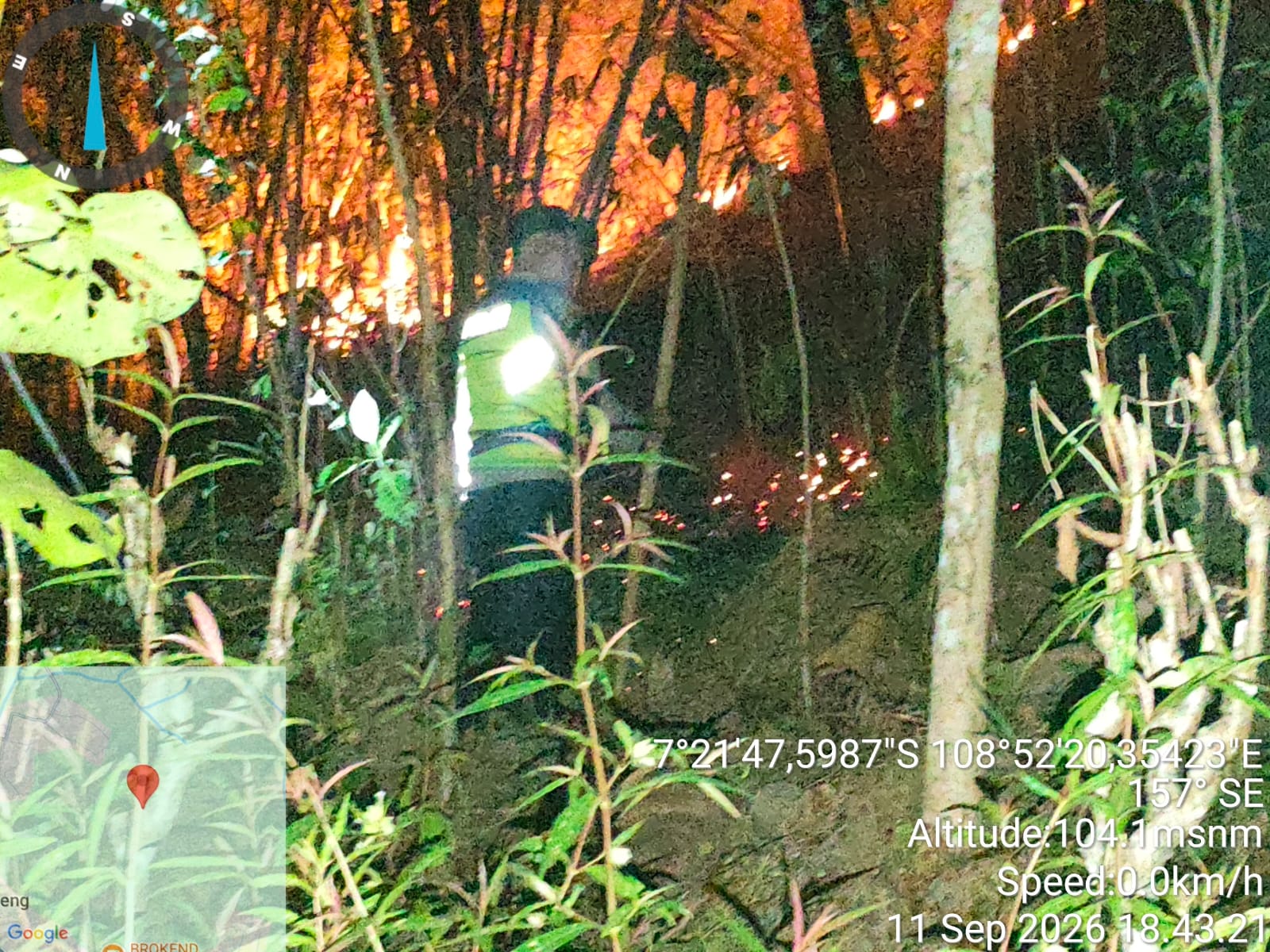 Respons Laporan Call Center 110, Polsek Cimanggu Bersama Warga Padamkan Kebakaran Lahan di Cimanggu